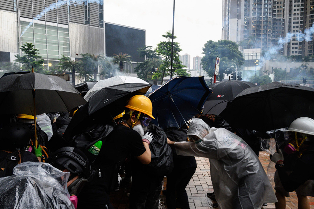 Unjuk rasa di distrik Tsuen Wan berubah menjadi konfrontasi antara demonstran dan polisi. Afp Photo/Philip Fong