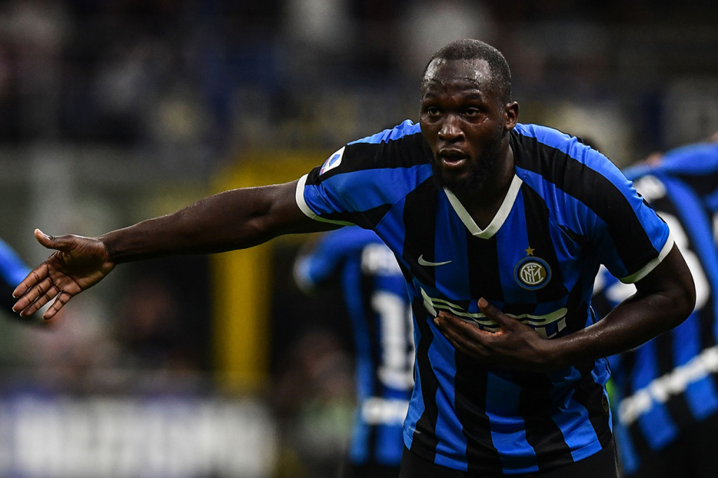 Gelandang Inter Milan Romelu Lukaku melakukan selebrasi usai mencetak gol ke gawang Lecce.
