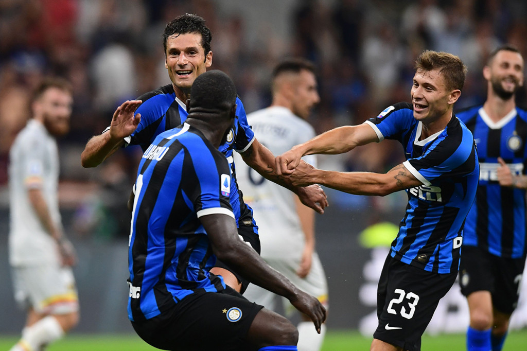 Gelandang Inter Milan Antonio Candreva melakukan selebrasi usai mencetak gol ke gawang Lecce.