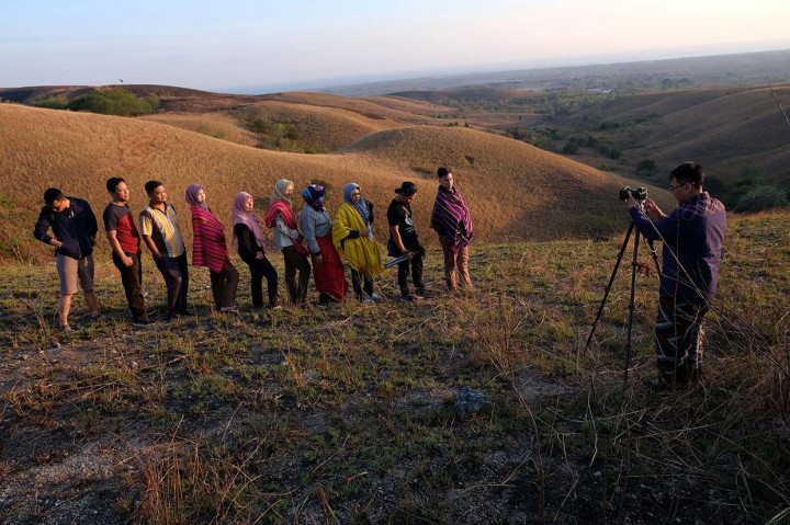 Lendongara (LDR) merupakan salah satu tujuan wisata favorit di pulau Sumba yang menawarkan keindahan bukit savana.