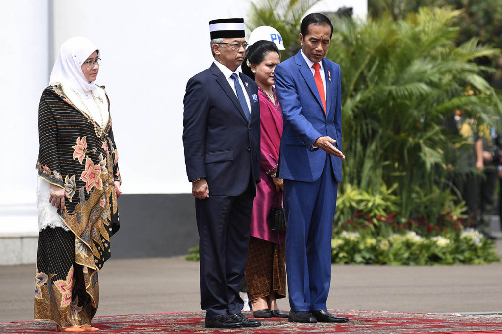 Kemudian, Raja Abdullah beserta istrinya dikawal hingga ke pelataran bangunan utama Istana Bogor. Presiden Jokowi serta Ibu Negara Iriana sudah menunggu Raju Abdullah dan sang istri di halaman bangunan utama itu. 