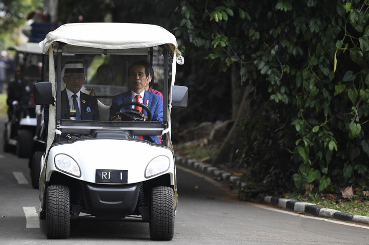 Jokowi juga mengajak Raja Abdullah meninjau Kebun Raya Bogor. Jokowi tampak mengemudikan mobil golf bersama Raja Abdullah di sampingnya.