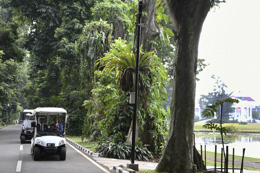 Presiden Joko Widodo (kanan) bersama Raja Malaysia Sri Paduka Baginda Yang Dipertuan Agong XVI, Sultan Abdullah Ri'ayatauddin Al Mustafa Billah Shah Ibni Almarhum Sultan Haji Ahmad Shah Al-Musta'in Billah berkeliling Kebun Raya Bogor di Jawa Barat.
