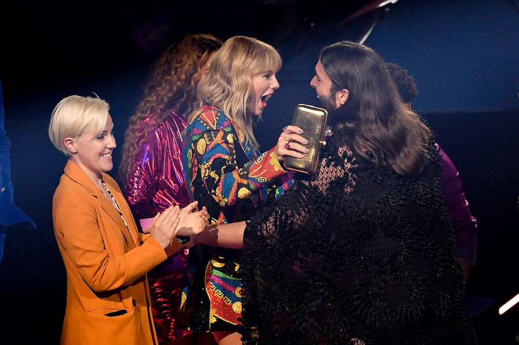 Taylor Swift mengoleksi trofi untuk Video Of The Year dan Video For Good - keduanya untuk lagu ‘You Need To Calm Down’, dan Best Visual Effects untuk ‘ME!’. Billie Eilish membawa pulang penghargaan Best New Artist, Push Artist Of The Year, dan Best Editing untuk lagu ‘Bad Guy’. Adapun Ariana Grande, memenangkan penghargaan Artist Of The Year, Best Art Direction untuk lagu ‘7 Rings’, dan Song Of Summer untukr ‘Boyfriend’. Afp Photo/Angela Weiss