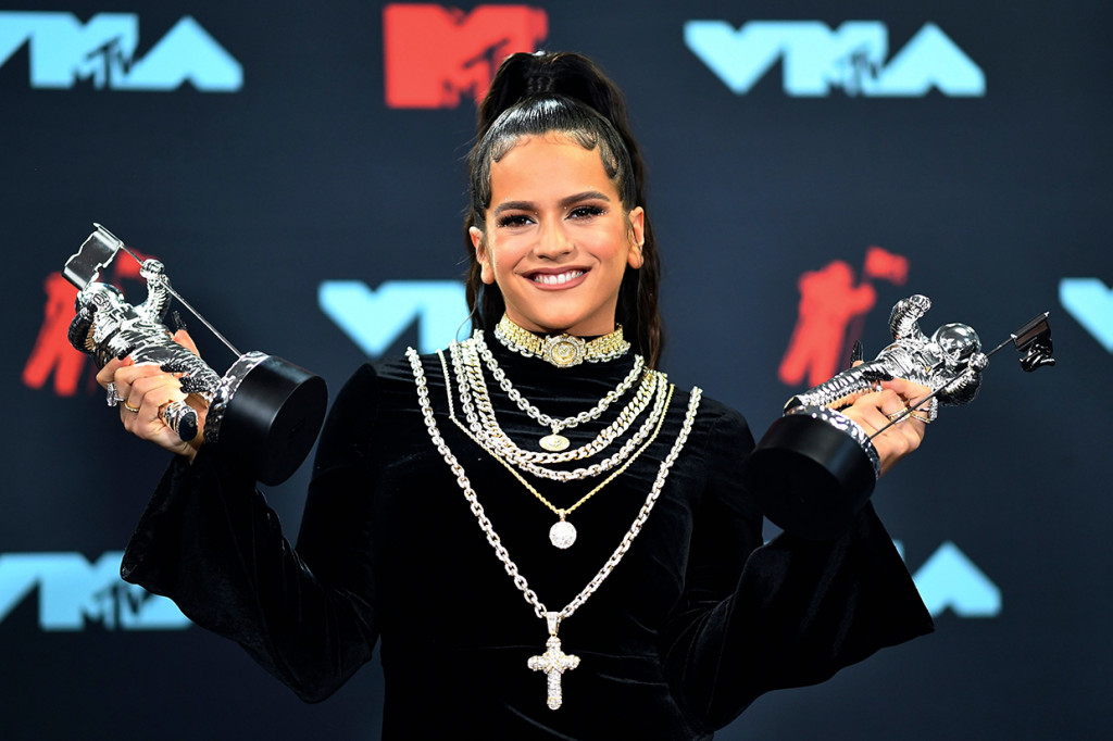Rosalía meraih penghargaan Best Latin 'Rosalía & J Balvin ft. El Guincho – “Con Altura”. . Afp Photo/Johannes Eisele