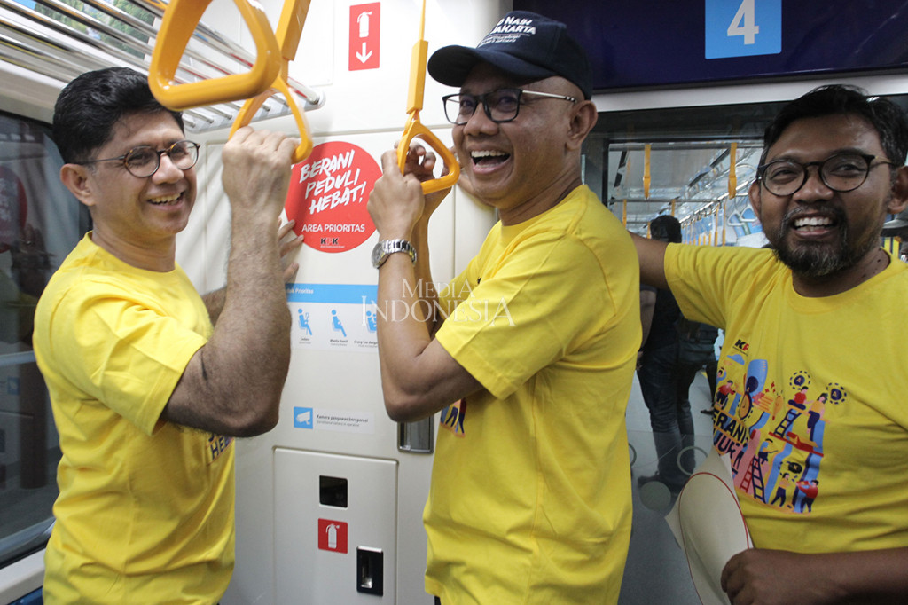 Wakil Ketua Komisi Pemberantasan Korupsi (KPK) Laode Muhammad Syarif (kiri), bersama dengan Direktur Utama Mass Rapid Transit (MRT) Jakarta William Sabandar (tengah) dan Direktur Pendidikan dan Pelayanan Masyarakat KPK Giri Supradiono (kanan) melakukan penempelan stiker anti korupsi sebagai bagian dari pencanangan kampanye anti korupsi di gerbong kereta MRT saat berada di Stasiun MRT Bundaran HI Jakarta.