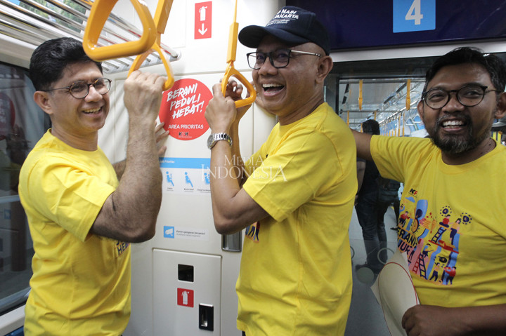 Wakil Ketua Komisi Pemberantasan Korupsi (KPK) Laode Muhammad Syarif (kiri), bersama dengan Direktur Utama Mass Rapid Transit (MRT) Jakarta William Sabandar (tengah) dan Direktur Pendidikan dan Pelayanan Masyarakat KPK Giri Supradiono (kanan) melakukan penempelan stiker anti korupsi sebagai bagian dari pencanangan kampanye anti korupsi di gerbong kereta MRT saat berada di Stasiun MRT Bundaran HI Jakarta.