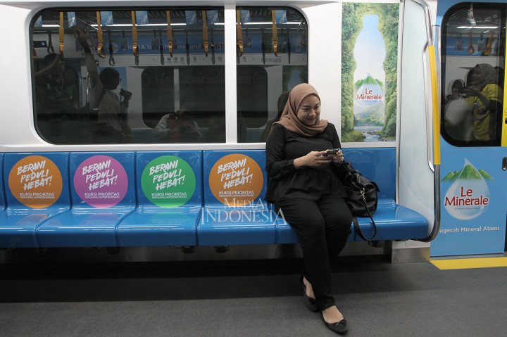 Penumpang duduk dikursi yang sudah ditempel stiker kampanye anti korupsi di gerbong kereta MRT saat pencanangan kampanye di Stasiun MRT Bundaran HI Jakarta.