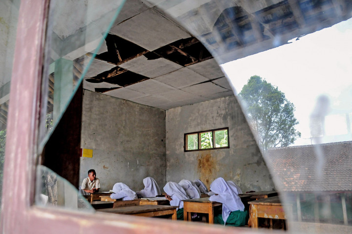 Sekolah yang menampung 194 siswa tersebut kondisinya rusak sejak setahun terakhir seperti tembok retak, atap bocor, dan kaca pecah.