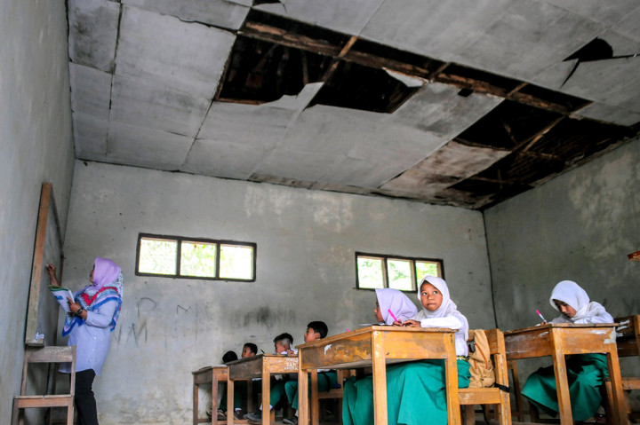 Suasana proses belajar mengajar di ruang kelas yang rusak di Madrasah Ibtidaiyah Al-Husna di Desa Parankalima, Lebak, Banten, Selasa, 27 Agustus 2019.