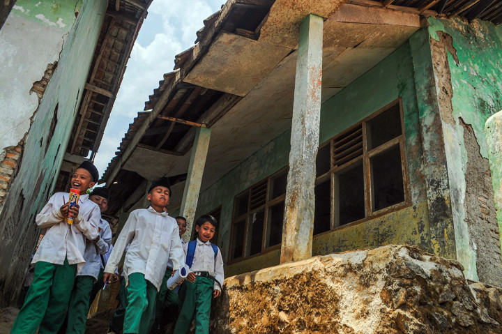 Guru dan para siswa sangat mengharapkan bantuan dari pemerintah setempat untuk segera memperbaiki kondisi sekolah mereka.