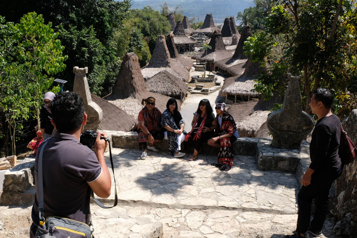 Sejumlah wisatawan berfoto di kampung adat Prai Ijing, Desa Tebara, Waikabubak, Sumba Barat, Nusa Tenggara Timur, Selasa, 27 Agustus 2019.