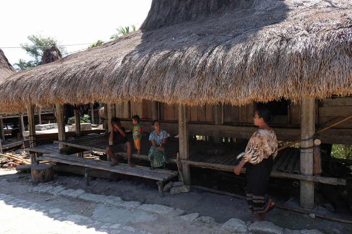 Warga di kampung adat tersebut masih menggunakan rumah adat Sumba atau Uma Bokulu atau Uma Mbatangu serta masih memegang adat tradisi nenek moyang yang telah berusia ratusan tahun tersebut.