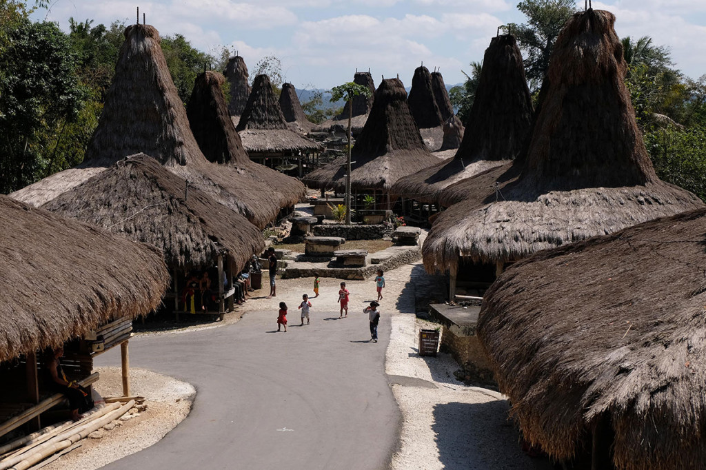 Kampung adat yang memiliki bangunan rumah dngan ciri khas bagian tengah atas berbentuk limas yang menjulang tinggi ke atas tersebut menjadi salah satu tujuan utama wisata budaya di Pulau Sumba.