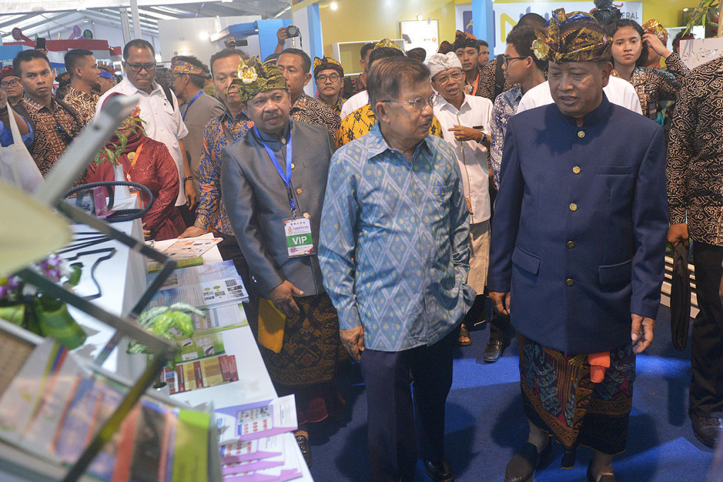 Wakil Presiden Jusuf Kalla berbincang dengan Menteri Riset Teknologi dan Pendidikan Tinggi Mohamad Nasir (kanan) saat menghadiri puncak peringatan Hari Kebangkitan Teknologi Nasional (Hakteknas) ke-24 di Denpasar, Bali, Rabu, 28 Agustus 2019.