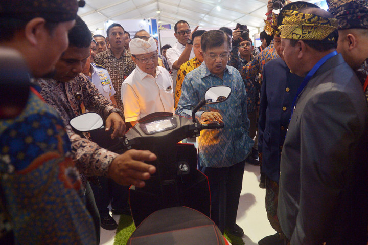 Wapres JK bersama Gubernur Bali I Wayan Koster (keempat kiri) melihat contoh motor listrik yang dipamerkan dalam Ritech Expo 2019 pada puncak peringatan Hari Kebangkitan Teknologi Nasional (Hakteknas) ke-24 di Denpasar.