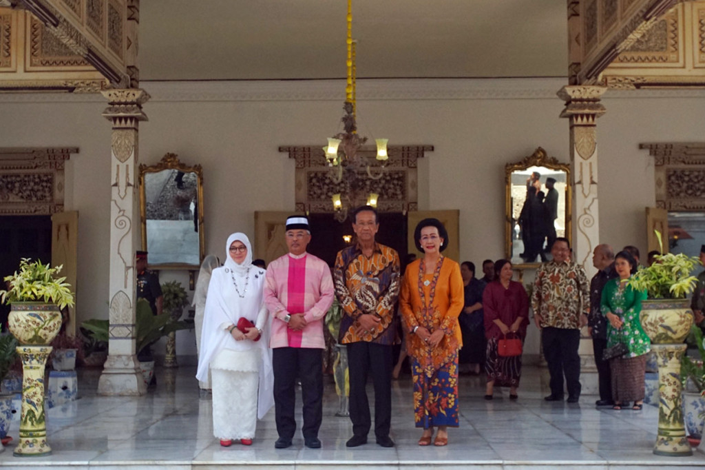 Raja Malaysia Yang Dipertuan Agong XVI Al Sultan Abdullah Al Mustafa Billah Shah didampingi Permaisuri Agong Tunku Hajah Azizah Aminah Maimunah Iskandariah disambut Raja Keraton Ngayogyakarta Sri Sultan Hamengku Buwono X dan istri GKR Hemas saat berkunjung ke Keraton Yogyakarta, Rabu, 28 Agustus 2019.
