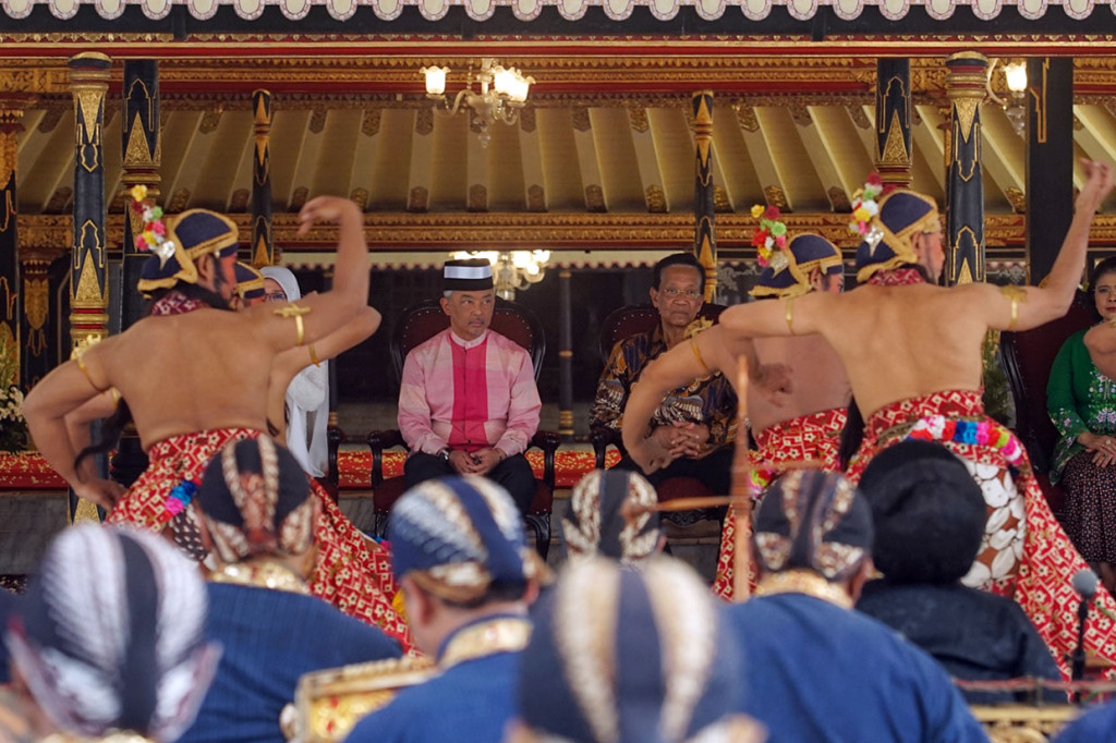 Dalam kunjungannya Raja Malaysia mendapat suguhan tari Lawung Alus. Tarian ini merupakan tari putra gagah yang bercerita tentang semangat berlatih para prajurit keraton zaman Sri Sultan HB I. Sultan Abdullah juga beramah tamah dengan Sri Sultan di Gedong Jene, kemudian melihat sejumlah koleksi Keraton Yogyakarta, salah satunya koleksi batik.