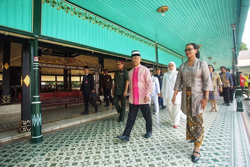 Kunjungan Raja Malaysia Sultan Abdullah ke Keraton Yogyakarta merupakan bagian rangkaian lawatannya di Indonesia. Sebelumnya, Sultan Abdullah juga bertemu dengan Presiden RI Joko Widodo di Istana Kepresidenan di Bogor, Jawa Barat, Selasa, 27 Agustus 2019.