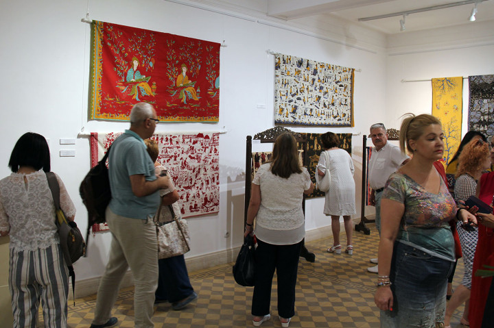 Koleksi batik bercerita, batik tulis lawas Hokokai, kain Tapis Lampung berbagai perhiasan era Sriwijaya dan Majapahit mulai abad 9 hingga perhiasan Nusantara abad 19 dari Sumatera, Bali, Jawa, dan Sumba, serta berbagai kerajinan nusantara mulai dari Tenong Palembang, Topeng  Jawa, Wayang Klitik dan Wayang kulit Jawa dan Bali, hingga alat musik Papua  ikut dipamerkan dalam pameran tersebut.