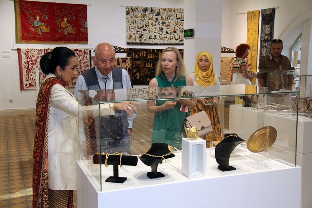 Pameran ini terselenggara atas dukungan sepenuhnya kantor Wali Kota Kota Sofia. Karena lokasi museum yang strategis di pusat Kota Sofia, ribuan pengunjung sudah menghadiri pameran tersebut sejak awal Juli 2019. Sebagian besar barang pameran adalah koleksi Dubes RI Sri Astari Rasjid serta koleksi batik Vice Chairman Media Group Rerie Moerdijat.