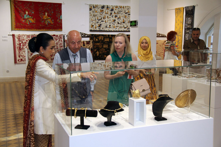 Pameran ini terselenggara atas dukungan sepenuhnya kantor Wali Kota Kota Sofia. Karena lokasi museum yang strategis di pusat Kota Sofia, ribuan pengunjung sudah menghadiri pameran tersebut sejak awal Juli 2019. Sebagian besar barang pameran adalah koleksi Dubes RI Sri Astari Rasjid serta koleksi batik Vice Chairman Media Group Rerie Moerdijat.