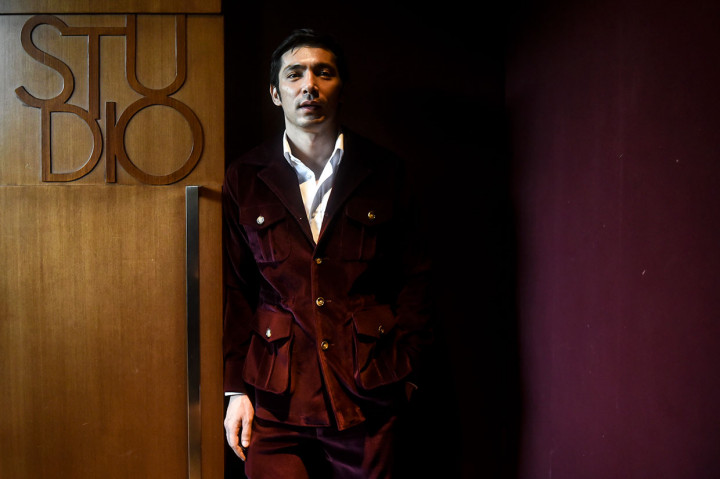 Aktor Abimana Aryasatya memerankan karakter Sancaka, sosok di balik jubak Gundala.