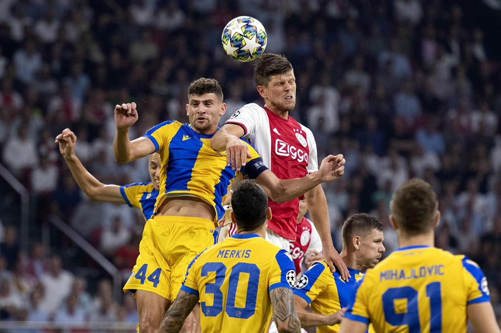 Tuan rumah beberapa kali menciptakan peluang, namun belum membuahkan gol. 