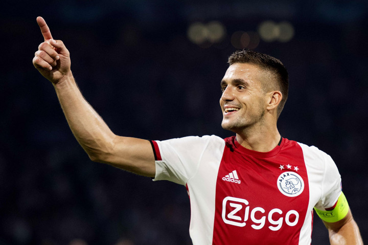 Kapten Dusan Tadic menggandakan keunggulan timnya saat waktu memasuki menit ke-80. Skor 2-0 bertahan hingga laga usai.