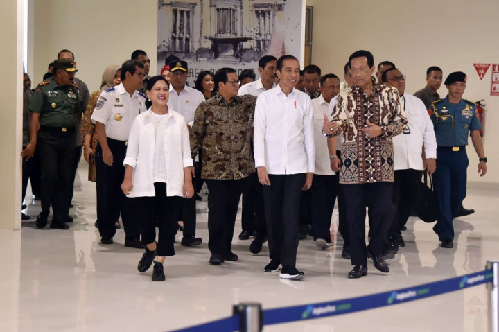 Mendarat di Bandar Udara Internasional Yogyakarta, Kulon Progo, Provinsi Daerah Istimewa Yogyakarta (DIY), pukul 09.45 WIB, Presiden Joko Widodo dan Ibu Negara Iriana Joko Widodo disambut oleh Menteri Perhubungan Budi Karya Sumadi, Menteri Pariwisata Arief Yahya, Gubernur DIY Sri Sultan Hamengku Buwono X, Pangdam IV/Diponegoro Mayjen Mochamad Effendi, dan Kapolda DIY Irjen Ahmad Dofiri.