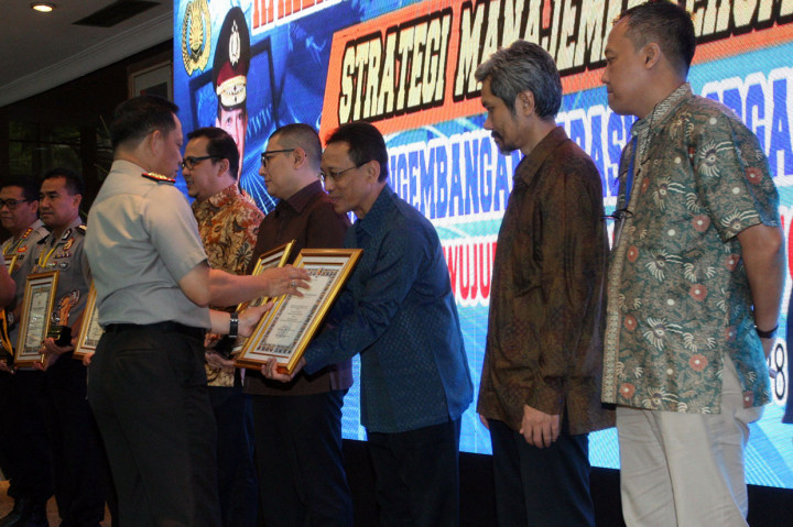 Kadiv Pemberitaan Media Indonesia (MI) Teguh Nirwahyudi (ketiga kanan) menerima piagam dari Kapolri Jenderal Tito Karnavian (kiri) pada acara pembukaan Rakernis Humas Polri 2019, di Mabes Polri, Jakarta, Kamis, 29 Agustus 2019. 