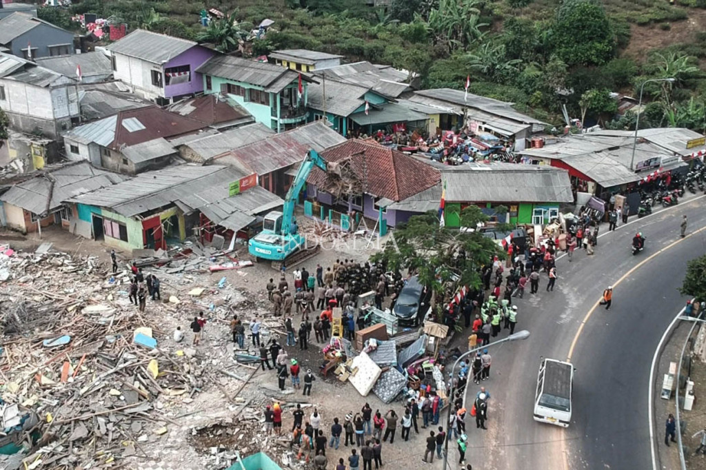 Petugas Satpol PP Kabupaten Bogor dengan dibantu alat berat membongkar puluhan bangunan tanpa izin di Kampung Naringgul, Desa Tugu Selatan, Cisarua, Kabupaten Bogor, Jawa Barat, Kamis, 29 Agustus 2019. MI/Dede Susianti