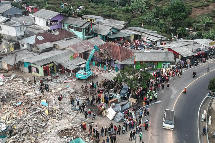 Petugas Satpol PP Kabupaten Bogor dengan dibantu alat berat membongkar puluhan bangunan tanpa izin di Kampung Naringgul, Desa Tugu Selatan, Cisarua, Kabupaten Bogor, Jawa Barat, Kamis, 29 Agustus 2019. MI/Dede Susianti