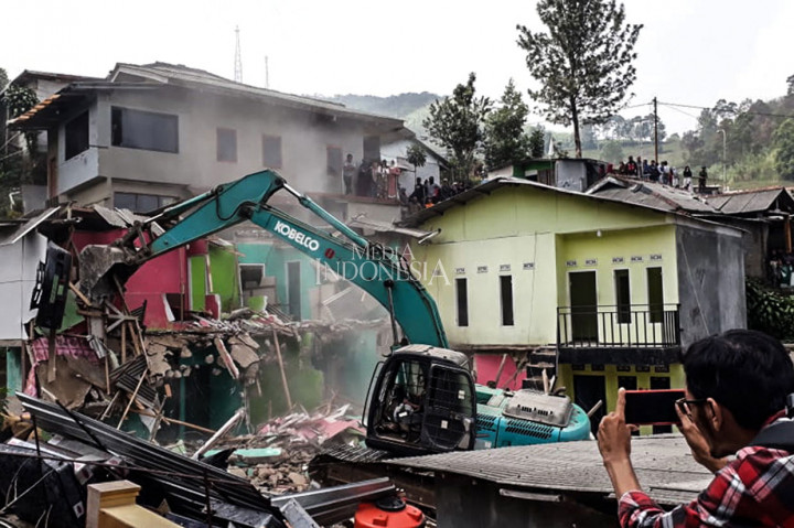 Sebanyak  53 bangunan, 30 di antaranya digunakan untuk penginapan ditertibkan sebagai bagian dari penataan jalur Puncak untuk mengembalikan fungsi  sebagai resapan air dan destinasi wisata nasional. MI/Dede Susianti