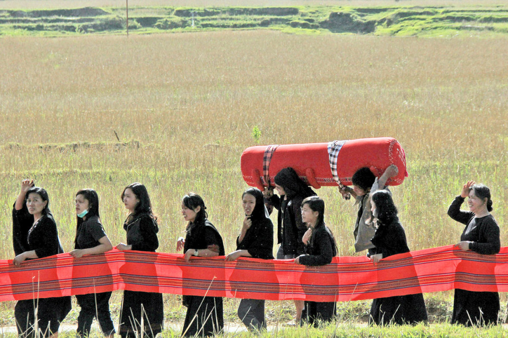 Puluhan warga mengarak jenazah pada tradisi budaya Mangaro Mamasa, di Desa Minanga, Kecamatan Nosu, Kabupaten Mamasa, Sulawesi Barat, Rabu, 28 Agustus 2019.
