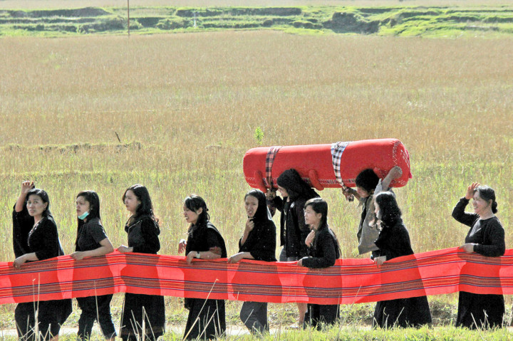 Puluhan warga mengarak jenazah pada tradisi budaya Mangaro Mamasa, di Desa Minanga, Kecamatan Nosu, Kabupaten Mamasa, Sulawesi Barat, Rabu, 28 Agustus 2019.