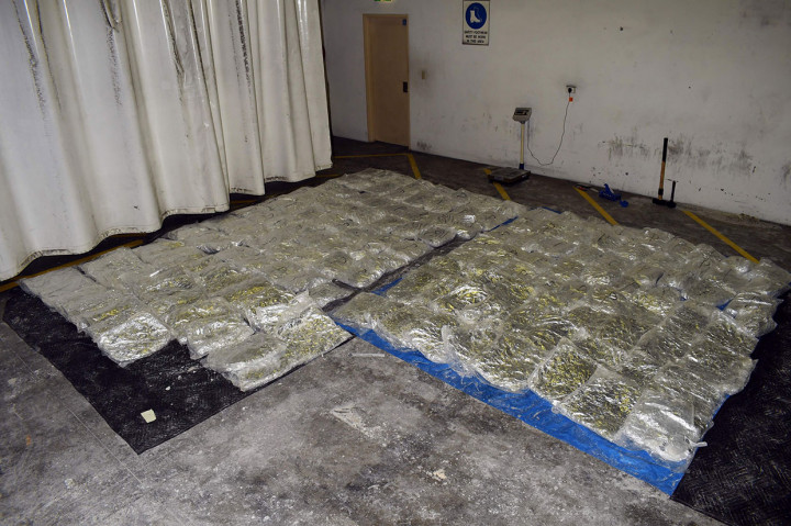 Australian Border Force menunjukkan barang bukti yang disita oleh penegak hukum Australia berupa 755 kilogram metamfetamin (sabu) yang disembunyikan dalam pengiriman kulit sapi beku dari Meksiko. 