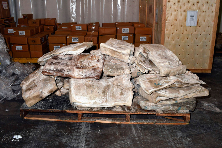 Sabu kristal tersebut dibungkus dengan aluminium foil dan diapit di antara 18 palet kulit yang tiba di Sydney di atas kapal pengiriman bertanda 'Salty Bovine Skin Cuero Verde Salado De Bovino'.