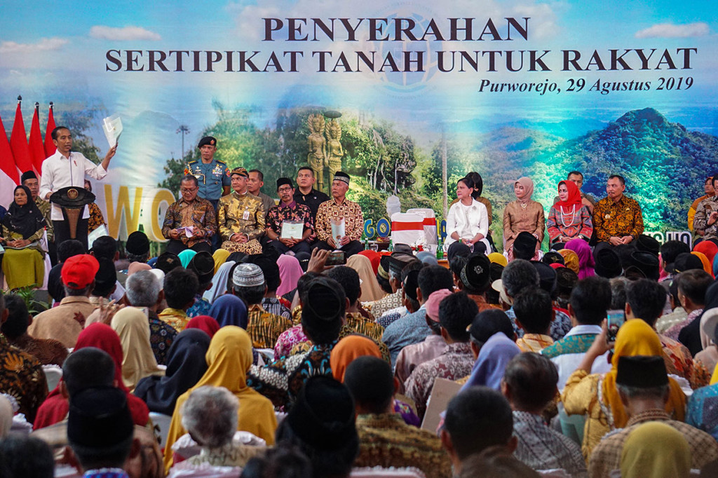 “Setiap saya ke kampung, ke desa, atau ke daerah yang namanya sengketa tanah itu di mana-mana. Sengketa lahan, konflik tanah, di mana-mana. Enggak di Sumatera, di Jawa, di Kalimantan, Sulawesi, di Papua, di NTB, NTT, di Bali, semuanya. Karena apa? Masih 80 juta yang belum selesai,” ucapnya. 