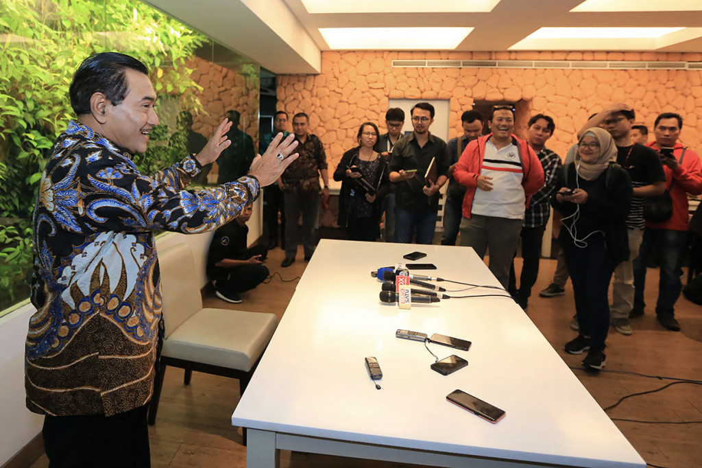 Bankir yang sebelumnya juga pernah menjadi Wakil Dirut PT Bank Negara Indonesia Persero Tbk ini mengaku tidak dapat menerima keputusan para pemegang saham, yang mayoritas dimiliki oleh Kementerian BUMN. 