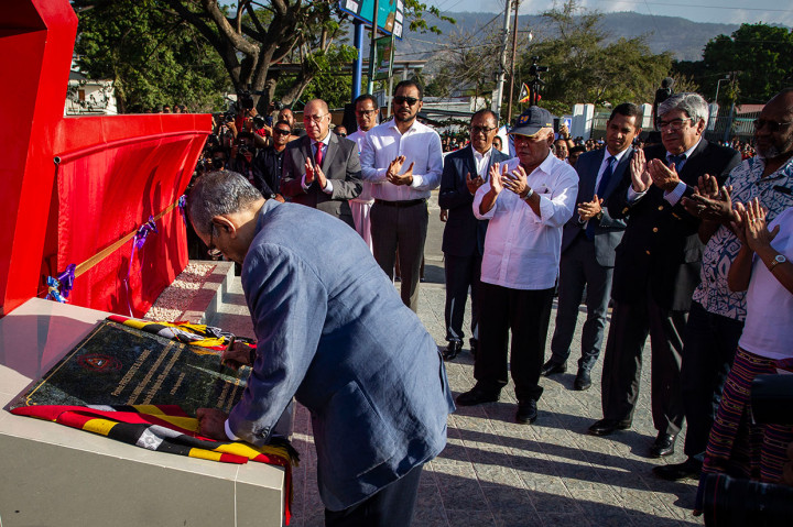 Mantan Presiden Timor Leste Jose Ramos Horta (kiri) disaksikan Menteri PUPR Basuki Hadimuljono (tengah) menandatangani prasasti saat peresmian Jembatan dan Taman BJ Habibie di kawasan Bidau Santana, Dili, Timor Leste, Kamis, 29 Agustus 2019. 