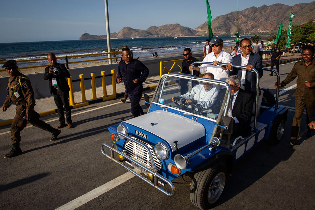 Menteri PUPR Basuki Hadimuljono (kiri atas) bersama mantan Presiden Timor Leste Jose Ramos Horta (kiri bawah), Menlu Timor Leste Dionisio Babo Soares (kanan atas) dan President of the Assembly of the Republic Portugal Eduardo Ferro Rodrigues naik mobil saat meninjau Jembatan dan Taman BJ Habibie usai diresmikan.