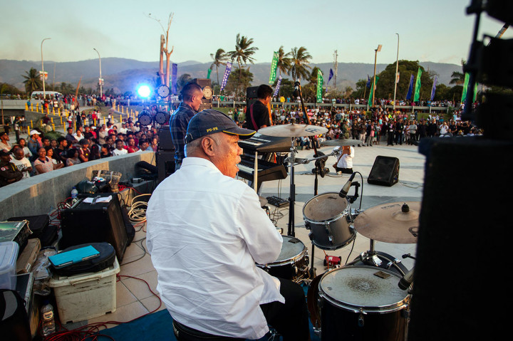 Menteri PUPR Basuki Hadimuljono bermain drum saat acara peresmian Jembatan dan Taman BJ Habibie di kawasan Bidau Santana, Dili, Timor Leste.