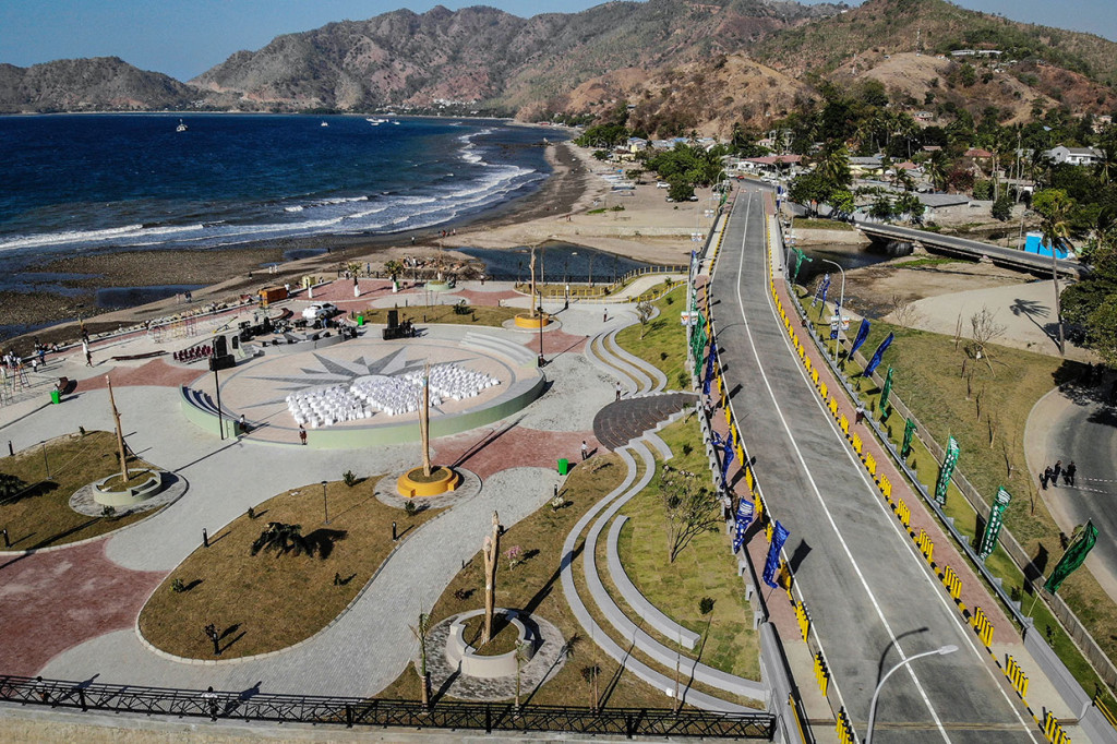 Jembatan BJ Habibie yang berukuran panjang 78 meter dan lebar 11,5 meter tersebut menghubungkan jalan Avenida dos Direitos Humanos dan salah satu objek wisata Cristo Rei, patung Yesus Kristus setinggi 27 meter. Penggunaan nama BJ Habibie tersebut sebagai bentuk penghargaan dan penghormatan rakyat dan Pemerintah Timor Leste atas jasa besar dan kontribusinya atas terlaksananya referendum di Timor Leste.