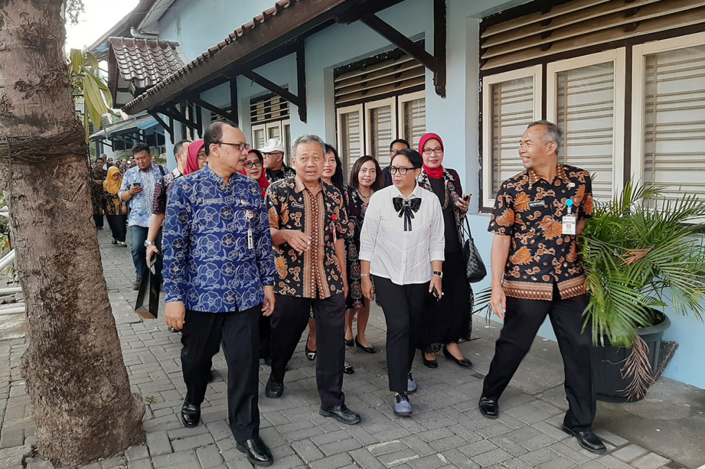 Menlu Retno Marsudi bernostalgia dengan mengunjungi almamaternya yaitu SMA Negeri 3 Semarang, Jumat, 30 Agustus 2019.  Tiba di lokasi pukul 06.45 WIB, Menlu Retno disambut Kepala Sekolah SMAN 3 Semarang, Drs. Wiharto, M.Si dan jajaran guru.