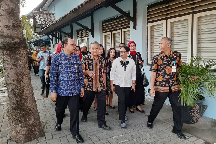 Menlu Retno Marsudi bernostalgia dengan mengunjungi almamaternya yaitu SMA Negeri 3 Semarang, Jumat, 30 Agustus 2019.  Tiba di lokasi pukul 06.45 WIB, Menlu Retno disambut Kepala Sekolah SMAN 3 Semarang, Drs. Wiharto, M.Si dan jajaran guru.