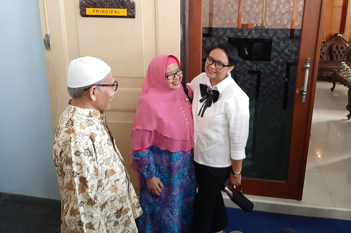 Dia kemudian bertemu dengan guru Bahasa Indonesianya kala itu, Rahardini. 