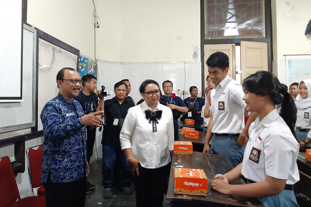 Retno kemudian mengunjungi ruang kelas gabungan. Kepada para pelajar Retno menuturkan agar anak-anak bisa menghargai perbedaan yang ada di masyarakat. 