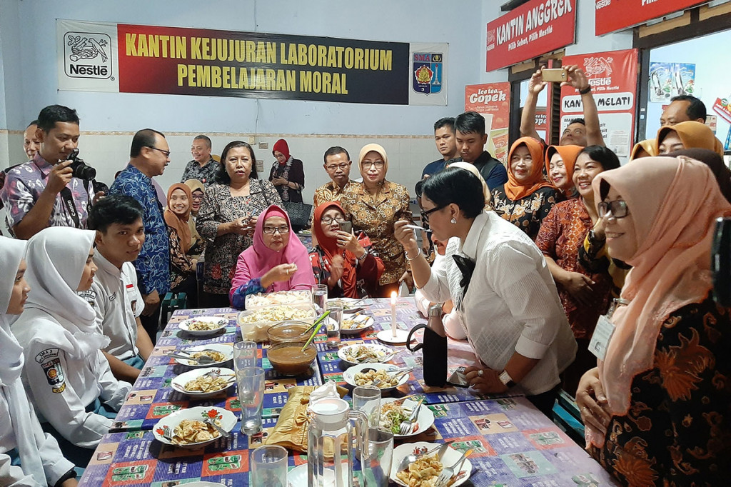 Tak hanya bertemu siswa, Menlu Retno juga mengunjungi ruang kelasnya yang sudah beralih fungsi menjadi gudang untuk pecinta alam. Dia lalu bernostalgia dengan memesan kuliner favoritnya, yaitu badak sambel di kantin. Badak sambal adalah bakwan yang diiris-iris kemudian diguyur sambal kacang. 