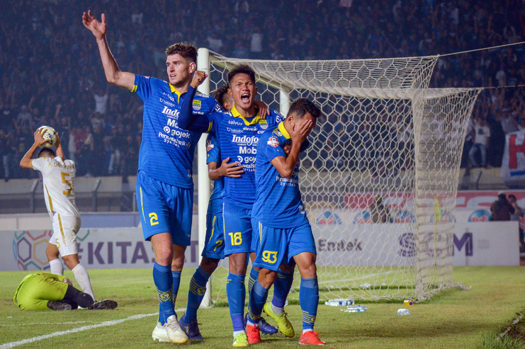 Erwin Ramdani melakukan selebrasi bersama rekan-rekan setimnya usai mencetak gol ke gawang PSS Sleman pada lanjutan Liga 1 2019 di Stadion Si Jalak Harupat, Kabupaten Bandung, Jawa Barat, Jumat, 30 Agustus 2019.